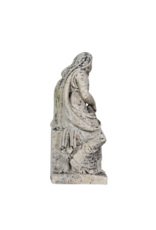 19e-eeuws Antiek Kalkstenen Rouwbeeld – Treurende Vrouw met Herinneringskrans, Leunend op Grafurne / Stele – Origineel Monumentaal Tuin- en Grafbeeld