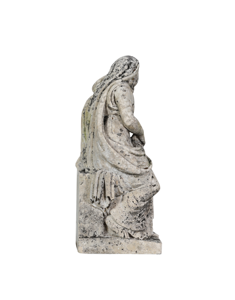 19e-eeuws Antiek Kalkstenen Rouwbeeld – Treurende Vrouw met Herinneringskrans, Leunend op Grafurne / Stele – Origineel Monumentaal Tuin- en Grafbeeld