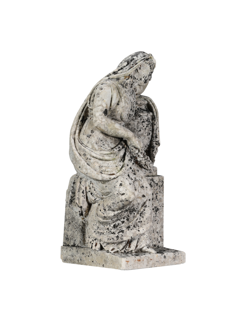 Antike Trauerfigur aus Kalkstein, 19. Jahrhundert – Klagende Frau mit Erinnerungs-Kranz, an Graburne / Stele lehnend – Originales Denkmal- & Gartenskulptur