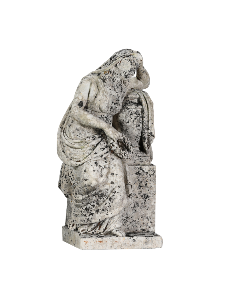 Escultura Antigua en Piedra Caliza del Siglo XIX – Figura de Duelo, Mujer en Contemplación con Corona, Apoyada en Urna / Estela Funeraria – Pieza Original para Jardín y Memorial
