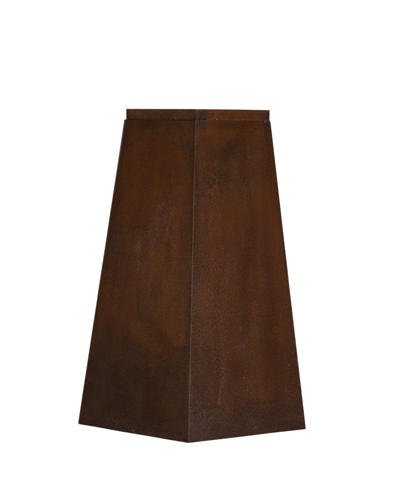 Eisensockel – skulpturaler pyramiden-/obelisken-Sockel mit warmer rostpatina für Skulptur, Vase oder Kunstobjekt