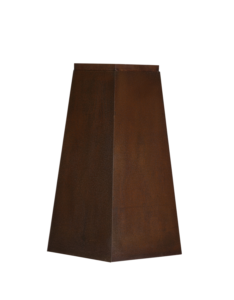 Ijzeren sokkel – Sculpturale pyramide/obelisk pedestal met warme roestpatina voor beeld, vaas of kunstobject