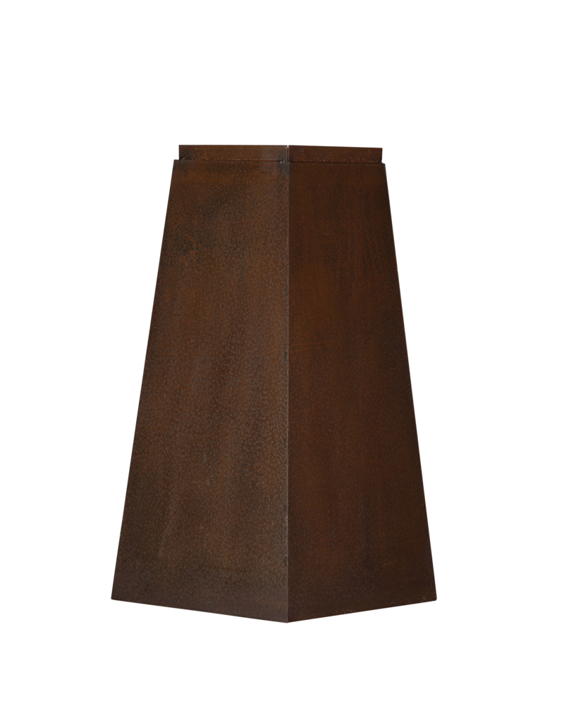 Ijzeren sokkel – Sculpturale pyramide/obelisk pedestal met warme roestpatina voor beeld, vaas of kunstobject