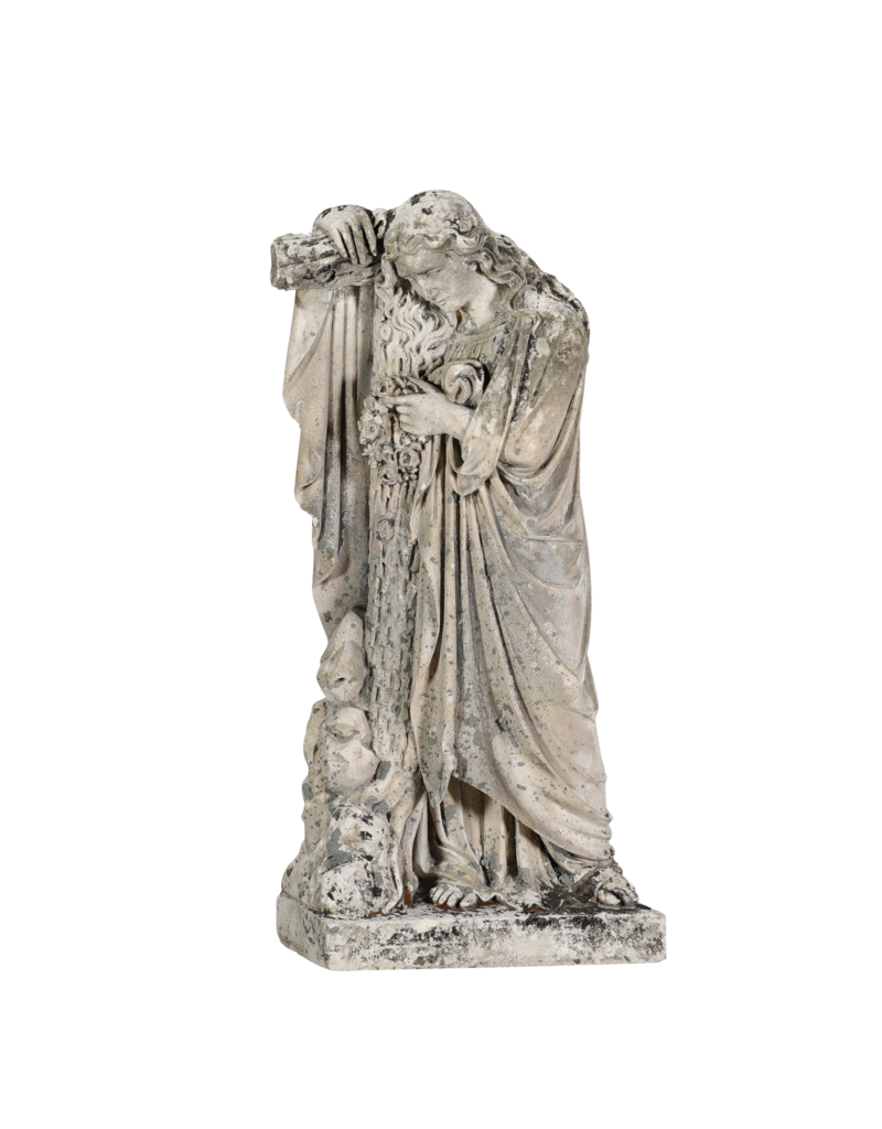 Statue funéraire antique en pierre calcaire, XIXe siècle – femme en deuil avec couronne florale, appuyée sur une croix – sculpture originale de cimetière