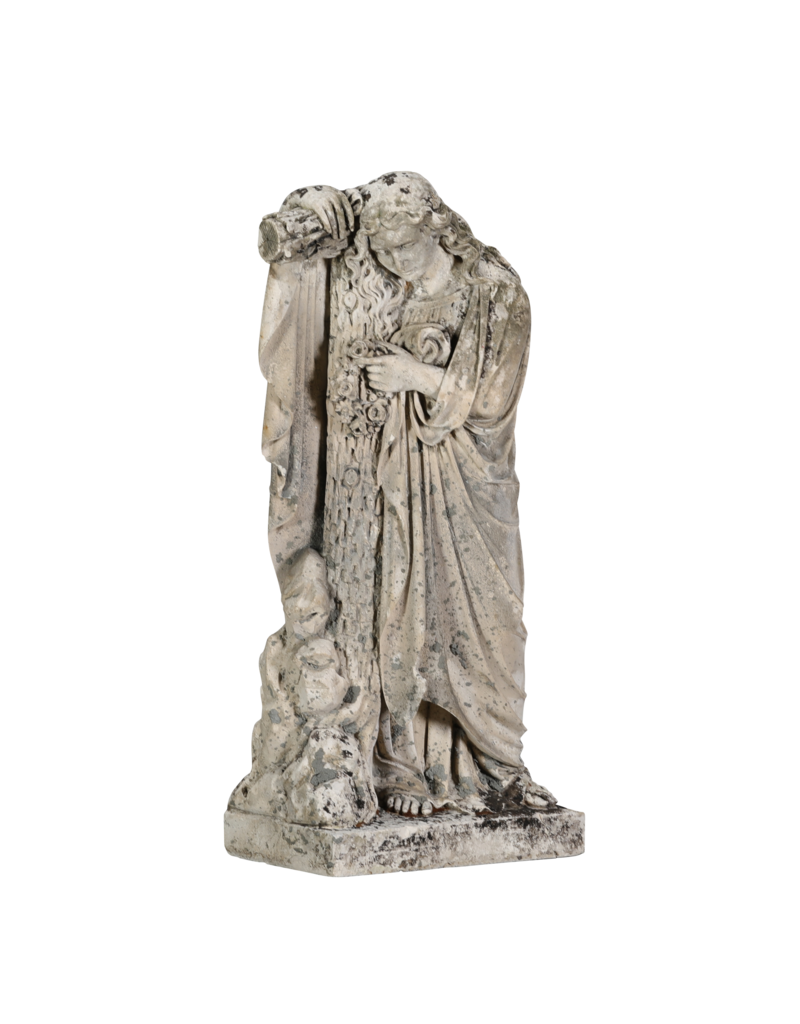 19e-eeuws antiek grafbeeld in kalksteen – rouwende vrouw met bloemenkrans, leunend op kruis – authentieke monumentale begraafplaats sculptuur