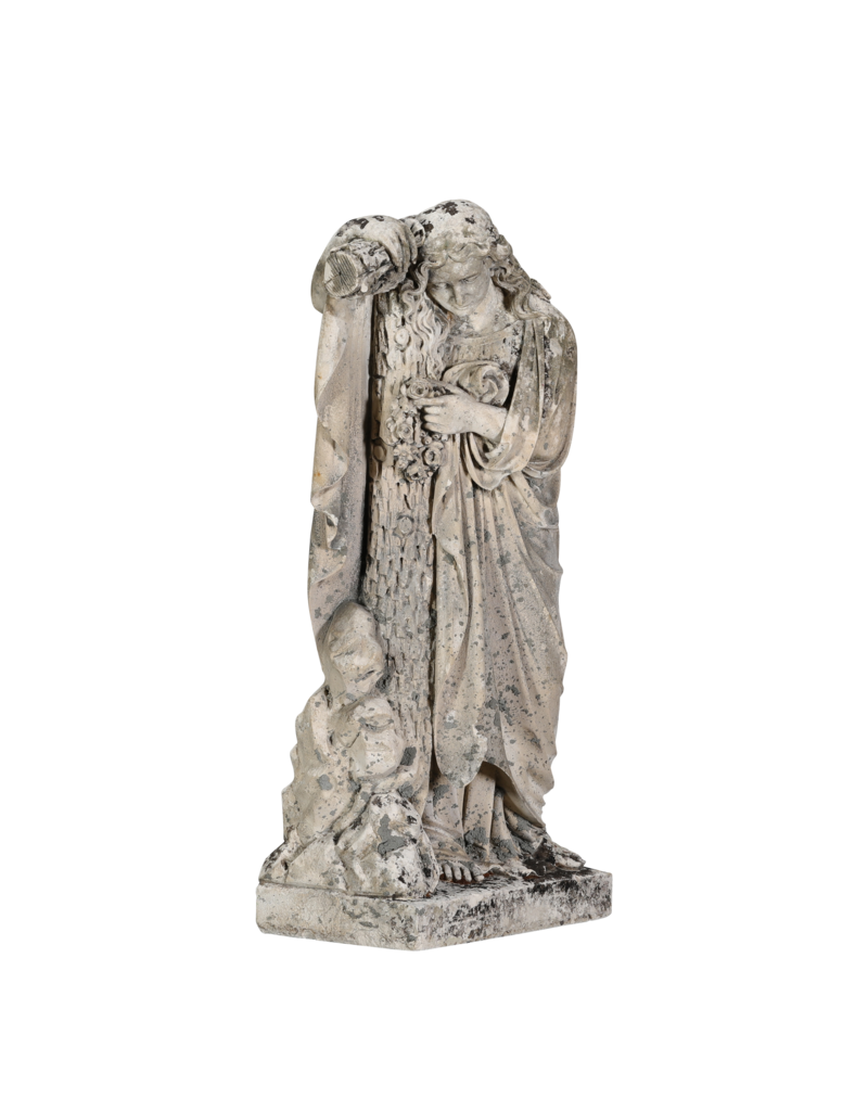 Escultura funeraria antigua en piedra caliza, siglo XIX – mujer en duelo con corona floral, apoyada en una cruz – estatua original de cementerio y monumento