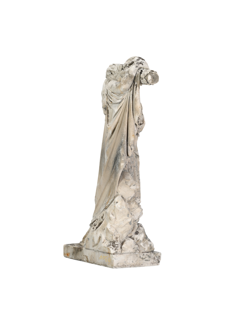 19e-eeuws antiek grafbeeld in kalksteen – rouwende vrouw met bloemenkrans, leunend op kruis – authentieke monumentale begraafplaats sculptuur