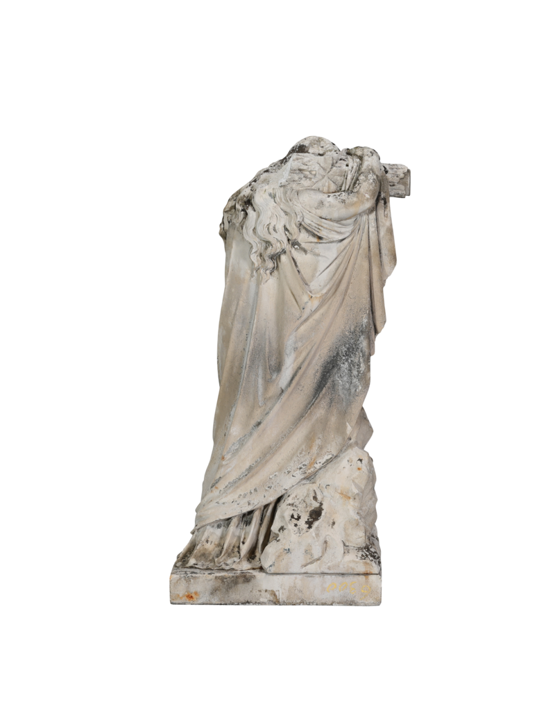 Antike Trauerfigur aus Kalkstein, 19. Jahrhundert – trauernde Frau mit Blumenkranz, an ein Kreuz gelehnt – originale Friedhofs- und Denkmalsskulptur