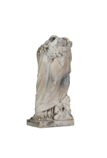 Statue funéraire antique en pierre calcaire, XIXe siècle – femme en deuil avec couronne florale, appuyée sur une croix – sculpture originale de cimetière