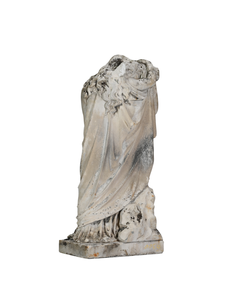 19e-eeuws antiek grafbeeld in kalksteen – rouwende vrouw met bloemenkrans, leunend op kruis – authentieke monumentale begraafplaats sculptuur