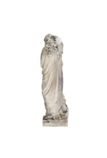 19e-eeuws antiek grafbeeld in kalksteen – rouwende vrouw met bloemenkrans, leunend op kruis – authentieke monumentale begraafplaats sculptuur