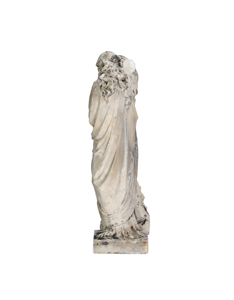 Antike Trauerfigur aus Kalkstein, 19. Jahrhundert – trauernde Frau mit Blumenkranz, an ein Kreuz gelehnt – originale Friedhofs- und Denkmalsskulptur