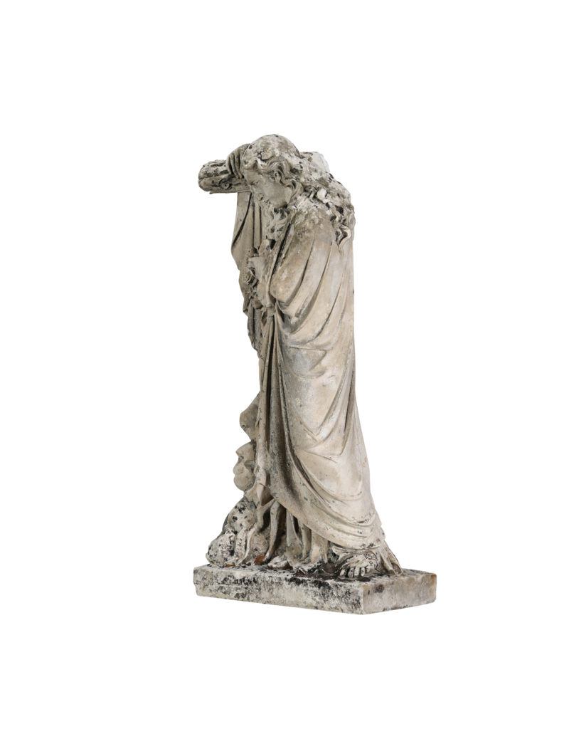 19e-eeuws antiek grafbeeld in kalksteen – rouwende vrouw met bloemenkrans, leunend op kruis – authentieke monumentale begraafplaats sculptuur