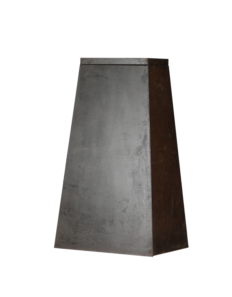 Rechteckige Eisensockel – Skulpturaler Pyramiden-/Obelisken-Pedestal mit warmer Rostpatina für Skulptur, Vase oder Kunstobjekt
