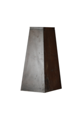 Rechteckige Eisensockel – Skulpturaler Pyramiden-/Obelisken-Pedestal mit warmer Rostpatina für Skulptur, Vase oder Kunstobjekt