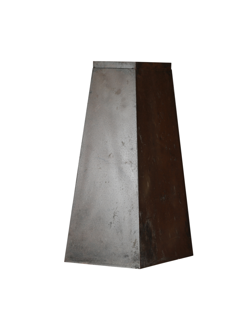 Rechteckige Eisensockel – Skulpturaler Pyramiden-/Obelisken-Pedestal mit warmer Rostpatina für Skulptur, Vase oder Kunstobjekt