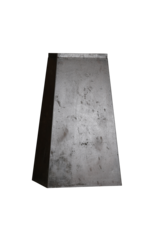 Rechthoekige Ijzeren sokkel – Sculpturale pyramide/obelisk pedestal met warme roestpatina voor beeld, vaas of kunstobject