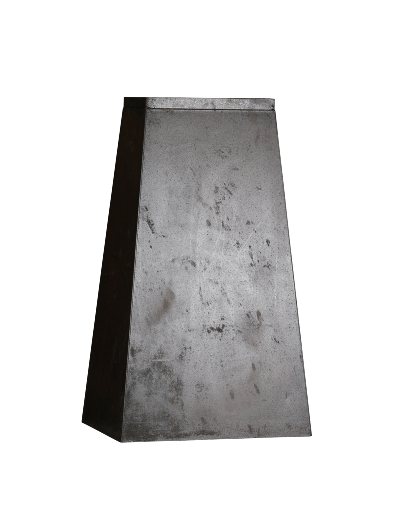 Rechthoekige Ijzeren sokkel – Sculpturale pyramide/obelisk pedestal met warme roestpatina voor beeld, vaas of kunstobject