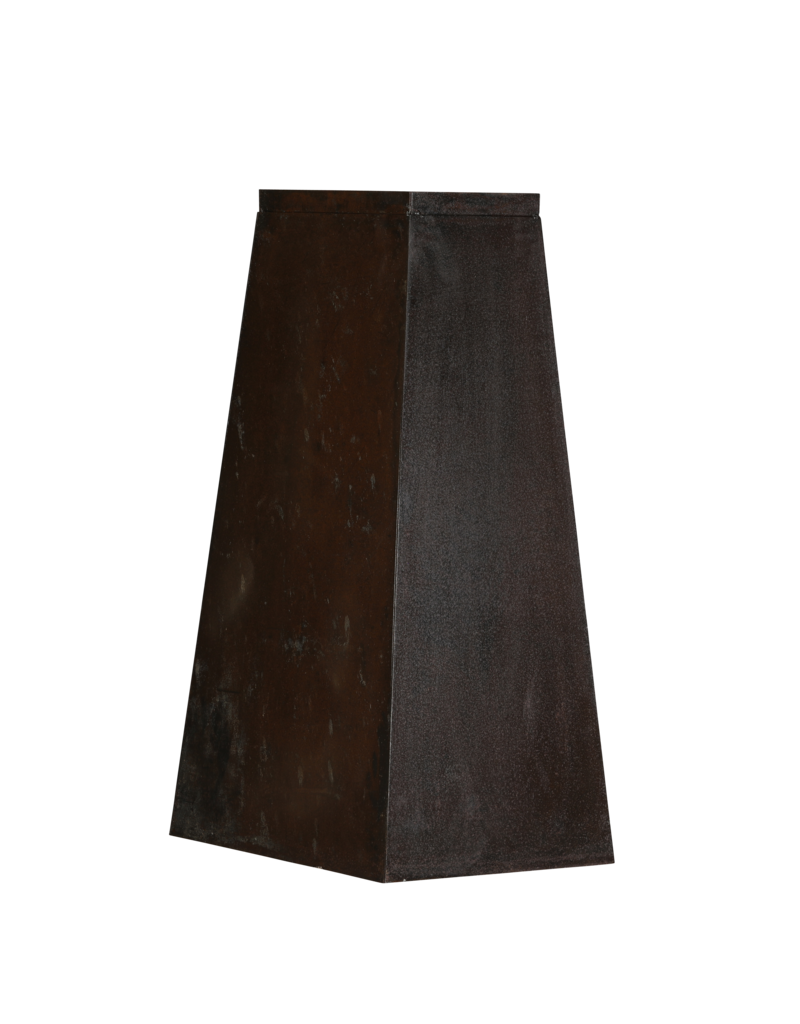 Rechthoekige Ijzeren sokkel – Sculpturale pyramide/obelisk pedestal met warme roestpatina voor beeld, vaas of kunstobject