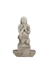 Authentique Statue en Pierre Calcaire du XIXe Siècle – Enfant Agenouillé Priant – Sculpture de Jardin / Statue de Fontaine – Élégance Intemporelle