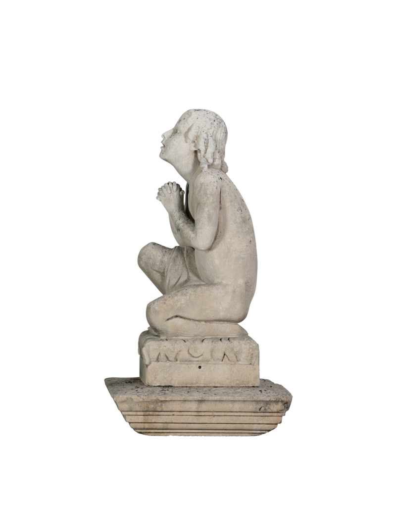 Authentique Statue en Pierre Calcaire du XIXe Siècle – Enfant Agenouillé Priant – Sculpture de Jardin / Statue de Fontaine – Élégance Intemporelle
