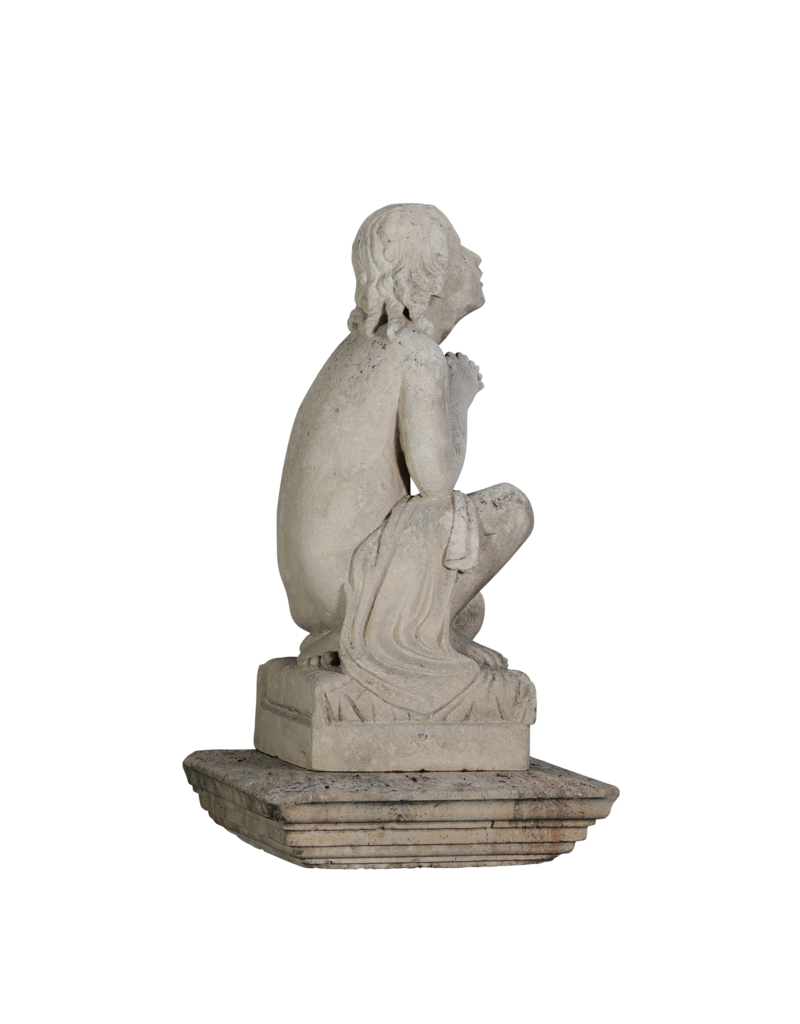 Auténtica Estatua de Piedra Caliza del Siglo XIX – Niño Arrodillado Rezando – Escultura de Jardín / Figura para Fuente – Elegancia Atemporal
