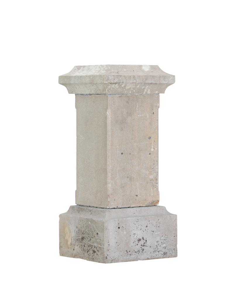 Auténtico Pedestal / Zócalo Antiguo de Piedra del Siglo XIX – Columna Cuadrada Clásica con Base y Cornisa Molduradas – Soporte Monumental para Escultura, Jarrón, Urna o Macetero