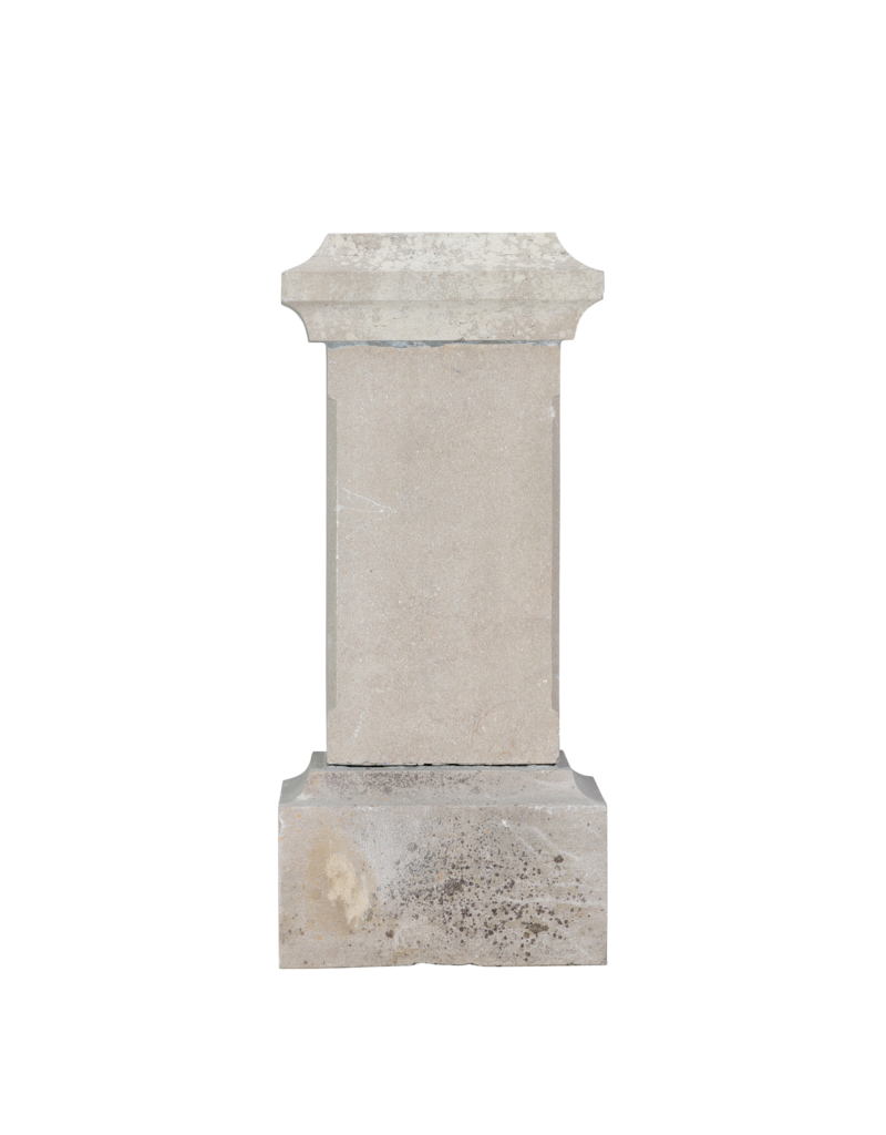 Auténtico Pedestal / Zócalo Antiguo de Piedra del Siglo XIX – Columna Cuadrada Clásica con Base y Cornisa Molduradas – Soporte Monumental para Escultura, Jarrón, Urna o Macetero