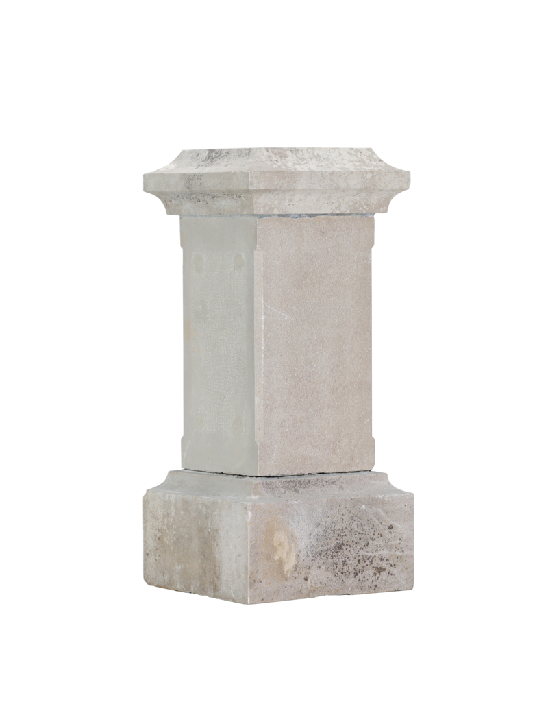 Authentischer Antiker Steinsockel aus dem 19. Jahrhundert – Klassische Quadratische Säule mit Profiliertem Fuß & Kranzgesims – Monumentales Display-Podest für Skulptur, Vase, Urne oder Pflanzgefäß