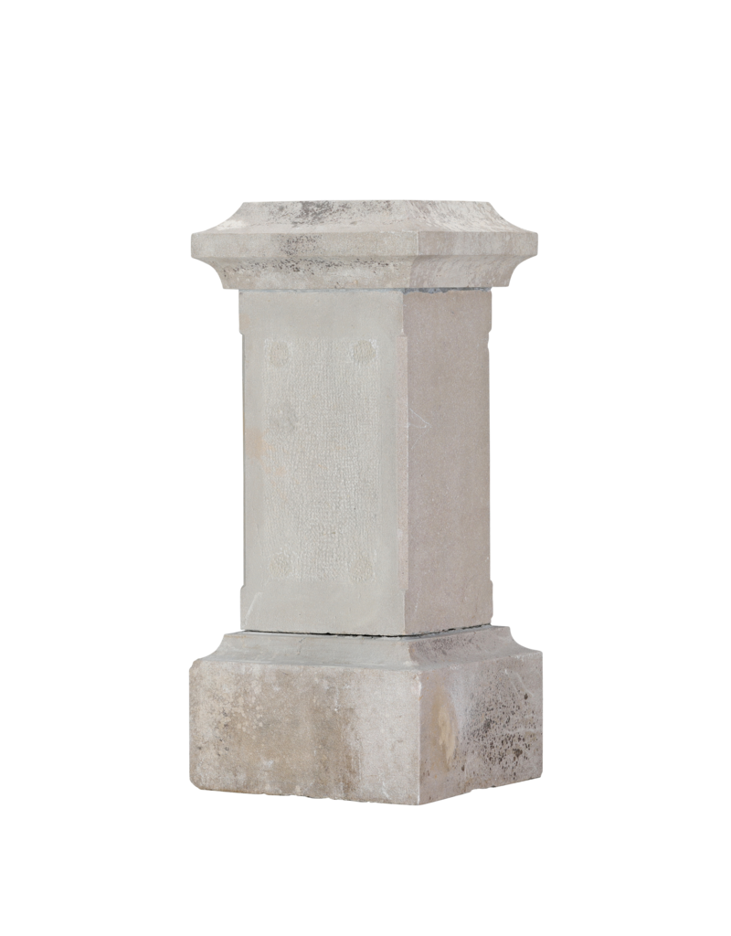 Auténtico Pedestal / Zócalo Antiguo de Piedra del Siglo XIX – Columna Cuadrada Clásica con Base y Cornisa Molduradas – Soporte Monumental para Escultura, Jarrón, Urna o Macetero