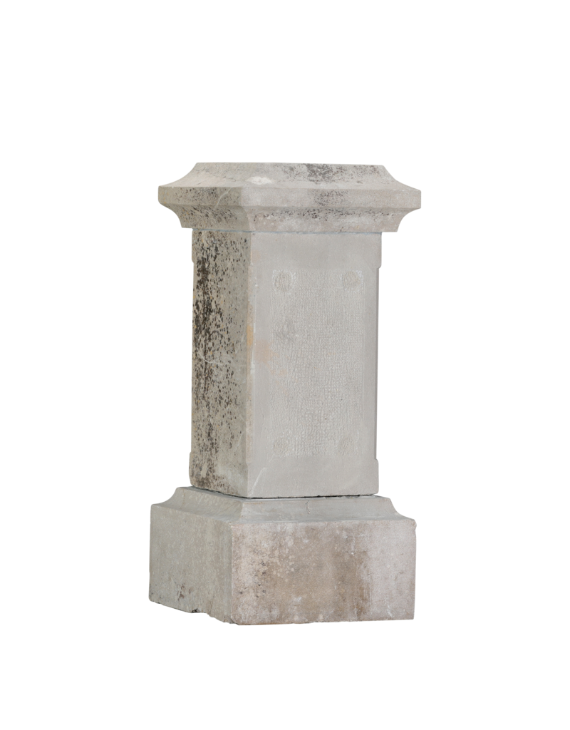 Auténtico Pedestal / Zócalo Antiguo de Piedra del Siglo XIX – Columna Cuadrada Clásica con Base y Cornisa Molduradas – Soporte Monumental para Escultura, Jarrón, Urna o Macetero
