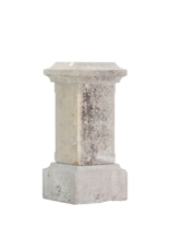 Auténtico Pedestal / Zócalo Antiguo de Piedra del Siglo XIX – Columna Cuadrada Clásica con Base y Cornisa Molduradas – Soporte Monumental para Escultura, Jarrón, Urna o Macetero