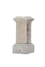 Auténtico Pedestal / Zócalo Antiguo de Piedra del Siglo XIX – Columna Cuadrada Clásica con Base y Cornisa Molduradas – Soporte Monumental para Escultura, Jarrón, Urna o Macetero