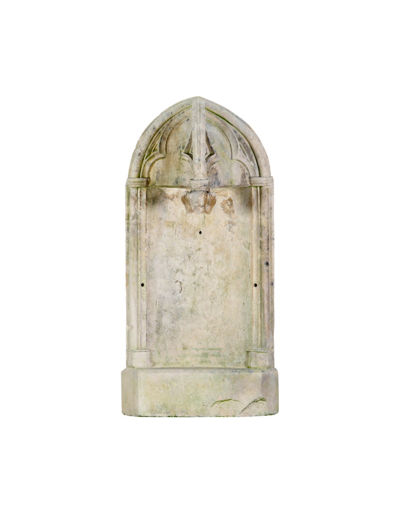 Authentische Neogotische Kalkstein Wandbrunnen-Rückwand aus dem 19. Jahrhundert / Spitzbogen-Wandpanel mit Maßwerk – Antikes Garten- & Hofelement