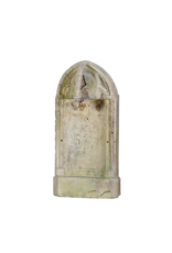 Authentische Neogotische Kalkstein Wandbrunnen-Rückwand aus dem 19. Jahrhundert / Spitzbogen-Wandpanel mit Maßwerk – Antikes Garten- & Hofelement