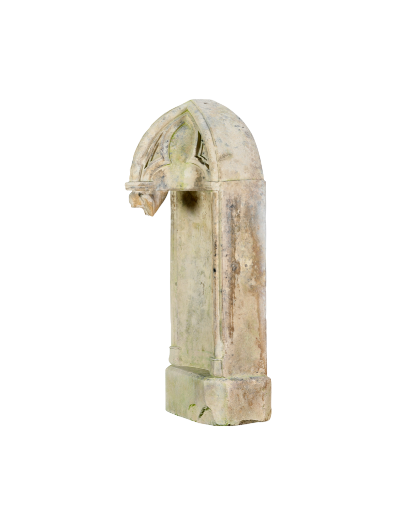 Authentieke 19e Eeuwse Neogotische Kalkstenen Wandfontein Achterplaat / Spitsboog Architecturaal Wandpaneel met Gotische Tracering – Antiek Tuin- & Hofelement