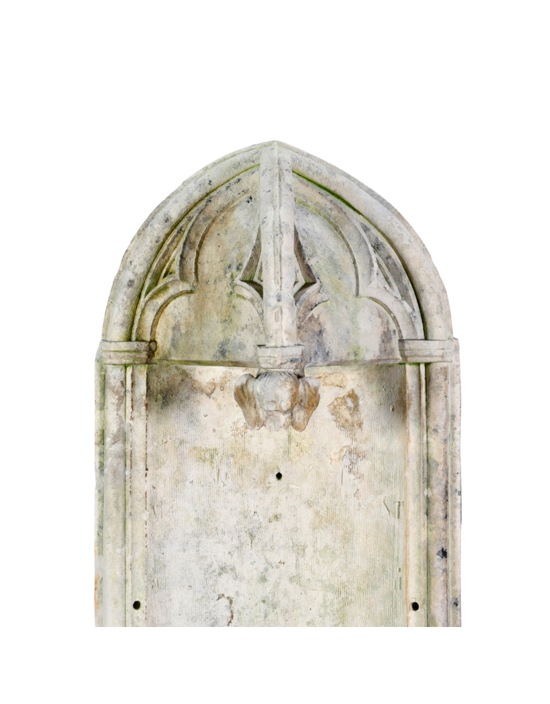 Authentique Arrière de Fontaine Murale Néo-Gothique en Pierre Calcaire du XIXe Siècle / Panneau Mural en Arc Brisé avec Tracery – Élément Antique de Jardin & Cour