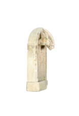 Authentische Neogotische Kalkstein Wandbrunnen-Rückwand aus dem 19. Jahrhundert / Spitzbogen-Wandpanel mit Maßwerk – Antikes Garten- & Hofelement