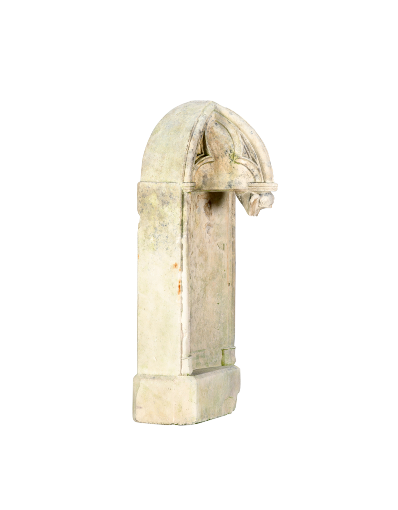 Auténtica Placa Trasera de Fuente Mural Neogótica en Piedra Caliza del Siglo XIX / Panel de Arco Apuntado con Tracería – Elemento Antiguo para Jardín y Patio