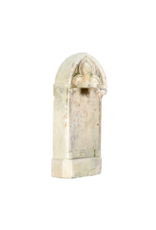 Authentische Neogotische Kalkstein Wandbrunnen-Rückwand aus dem 19. Jahrhundert / Spitzbogen-Wandpanel mit Maßwerk – Antikes Garten- & Hofelement