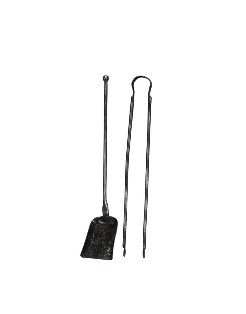 Authentique Servant de Cheminée du XVIIe Siècle (2 Pièces) – Pelle & Pinces en Fer Forgé avec Patine Ancienne