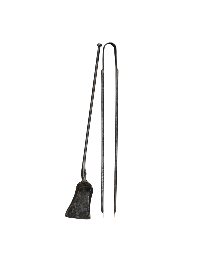 Élégant Serviteur de Cheminée du XVIIe Siècle en Fer Forgé — Pelle Ancienne & Pince Assortie
