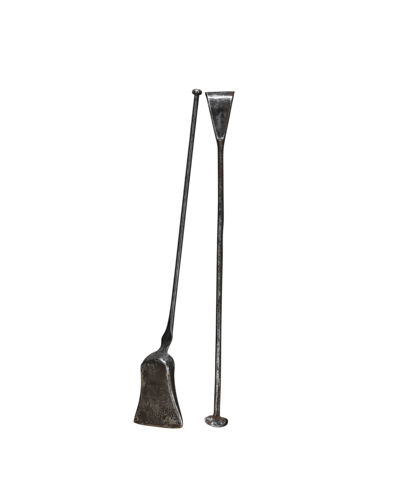 Élégant Serviteur de Cheminée du XVIIe Siècle en Fer Forgé — Pelle Ancienne & Pince Assortie