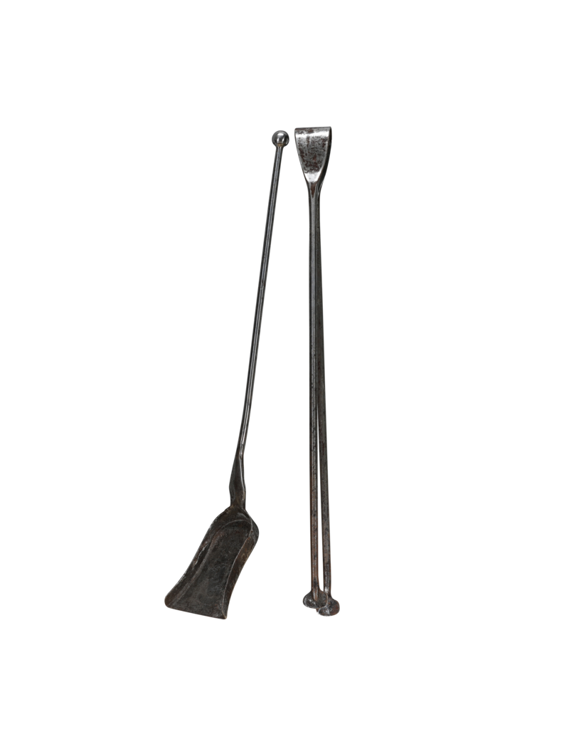 Juego elegante y pesado de utensilios de chimenea del siglo XVII en hierro forjado — Pala y Tenazas (2 piezas)