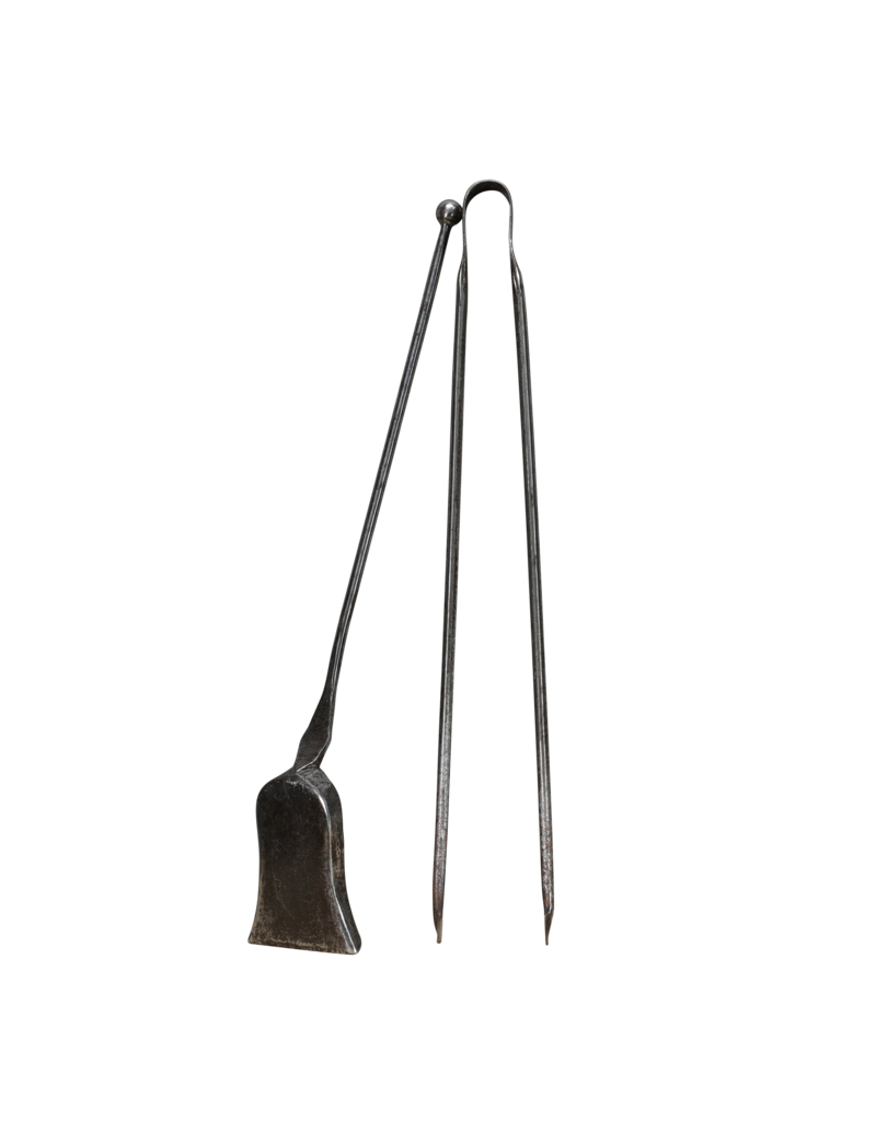 Maison Leon Van den Bogaert Elegante & zware 17e-eeuwse handgesmede smeedijzeren haardset — Schep & Tang (2-delig)