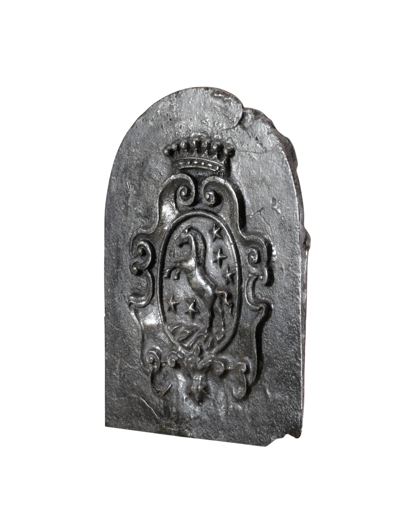 Maison Leon Van den Bogaert Auténtica Placa de Chimenea en Hierro Fundido Pulido – Siglo XVI – Escudo Nobiliario con Caballo Pura Sangre y Estrellas (94 Kg) | Placa Trasera / Decoración de Pared de Lujo