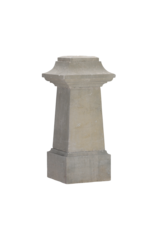 Maison Leon Van den Bogaert Pedestal Auténtico de Piedra del Siglo XIX – Elemento Escultórico con Parte Central en Forma de Obelisco