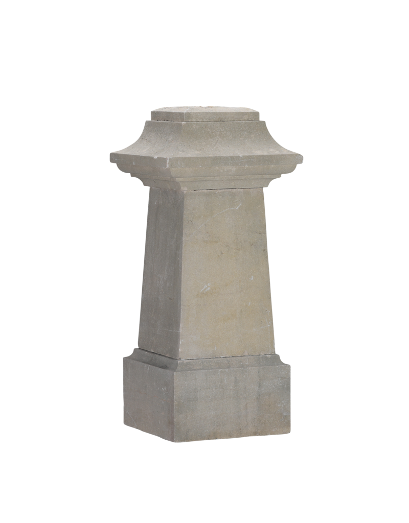 Maison Leon Van den Bogaert Pedestal Auténtico de Piedra del Siglo XIX – Elemento Escultórico con Parte Central en Forma de Obelisco