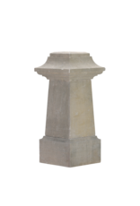 Maison Leon Van den Bogaert Authentieke 19e-Eeuwse Franse Stenen Sokkel – Sculpturale Sokkel met Obelisk-Vormig Centrum voor Kunst, Tuin & Tijdloze Interieurs