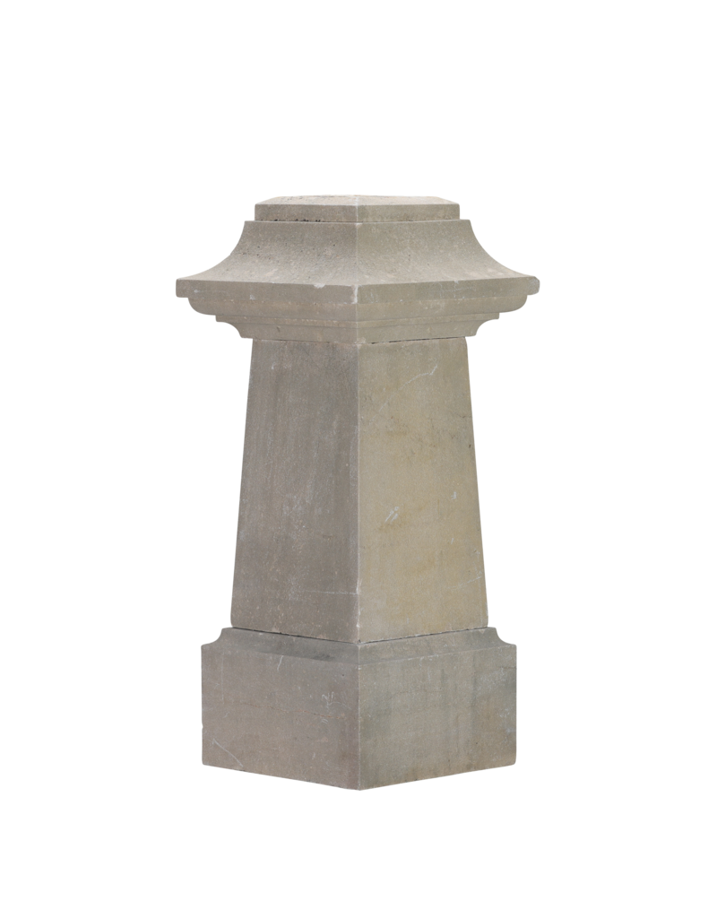 Maison Leon Van den Bogaert Socle Authentique en Pierre Française du XIXe Siècle – Élément Sculptural avec Centre en Forme d’Obélisque